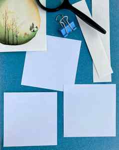 明信片模型蓝色的背景空纸提醒列表画水彩手工制作的放大镜纸剪辑