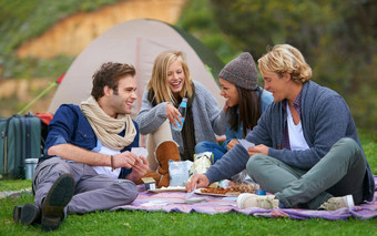 拍摄微风伟大的朋友集团朋友享受户外野餐
