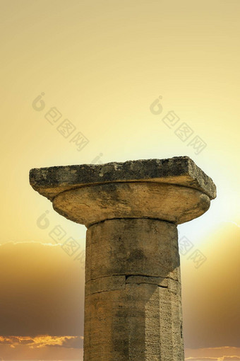古老的经典体系结构多利安式希腊列明亮的太阳