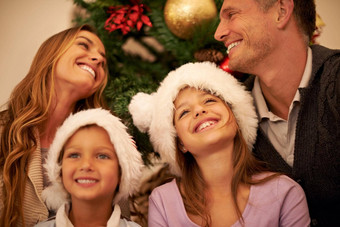 圣诞节使家庭记忆他们珍惜快乐年轻的家庭圣诞节一天