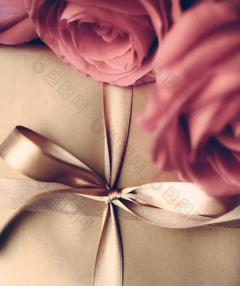 奢侈品假期金礼物盒子花束玫瑰圣诞节情人节一天生日现在