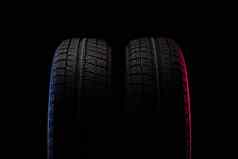 冬天轮胎黑色的背景红蓝背光