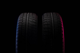 冬天轮胎黑色的背景<strong>红蓝</strong>背光