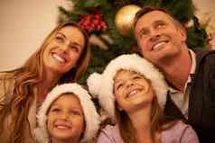填满节日白日梦快乐年轻的家庭圣诞节一天