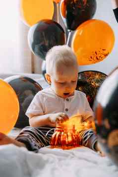 孩子们的万圣节男孩狂欢节服装橙色黑色的气球首页准备好了庆祝万圣节
