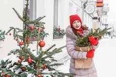 明亮的女人冬天衣服走城市装饰圣诞节生活方式冬天季节