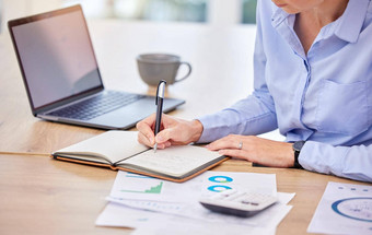 笔记本经理业务女人写作书金融关键绩效指标时间表规划办公室策略税头脑风暴的想法创新有创意的经济数据增长