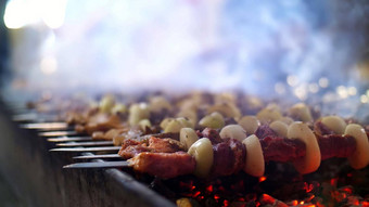 烤烤肉串烹饪金属串肉扦关闭烤肉煮熟的烧烤烧烤木炭火焰野餐街食物