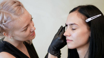 美轿车化妆师黑色的橡胶手套特殊的刷梳子眉毛主纠正形状眉毛专业护理脸