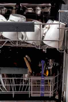 未洗的脏菜洗碗机混乱厨房脏厨房用具盘子杯子混乱的餐具关闭视图