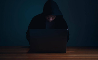 黑客工作笔记本电脑黑暗概念信息安全互联网网络信息间谍活动