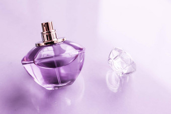 紫色的<strong>香水</strong>瓶光滑的背景甜蜜的花气味魅力香味水<strong>香水</strong>假期礼物奢侈品美化妆品品牌设计