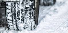 完美的胎面雪一天特写镜头拍摄汽车轮胎雪