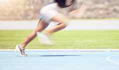 运动模糊体育跑步者快速度竞争奥运会比赛体育场竞技场户外女人运动员运行马拉松有氧运动培训冲刺锻炼健身动态速度