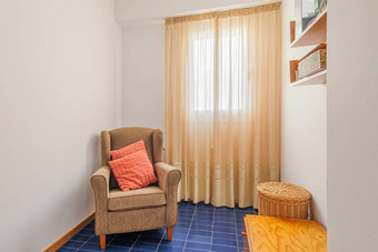 明亮的房间室内扶手椅窗帘蓝色的平铺的地板上