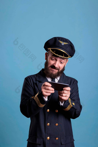 飞机队长统一的玩移动游戏智能手机