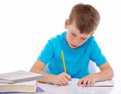 研究硬年轻的男孩集中家庭作业白色背景