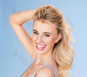 快乐自信工作室肖像美丽的年轻的女人蓝色的背景