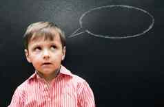 孩子找到的声音年轻的男孩站前面黑板上演讲泡沫画
