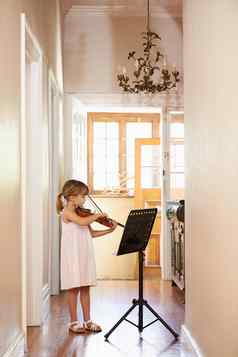 小提琴见习年轻的女孩玩小提琴