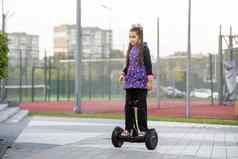女孩骑电踏板车个人生态运输陀螺踏板车聪明的平衡轮受欢迎的电运输