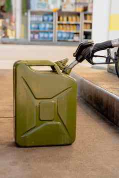 再充填罐燃料汽油站关闭视图燃料汽油柴油昂贵的汽油行业服务汽油价格石油危机概念
