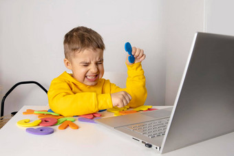 男孩学习字母数字在线移动PC首页孩子伤心强调负情绪愤怒压力精神问题在家教育距离教育孩子们