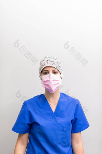肖像白色牙医女人穿面具牙科诊所