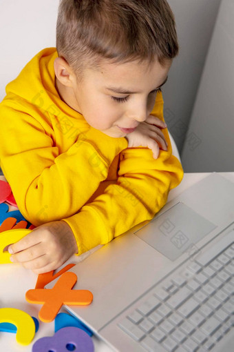 可爱的可爱的男孩学习字母在线移动PC首页孩子电子学习平台使视频调用老师研究在家教育距离教育孩子们
