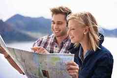 规划拍摄年轻的夫妇研究地图路旅行