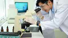 专业生物技术专家显微镜进行实验实验室