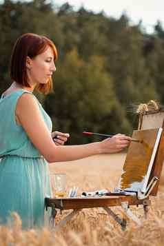 集中画家女孩应用石油油漆帆布画背景绘画