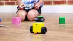 特写镜头无线电控制机器人移动地板上天才孩子们玩电子机器人汽车现代玩具广播控制技术游戏行业