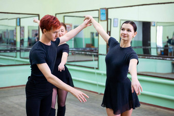 芭蕾舞舞者练习老师