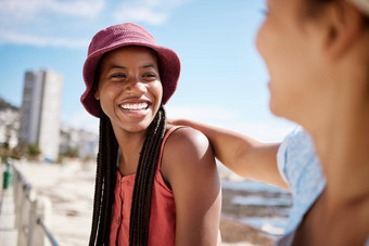 黑色的女人夏天成键朋友海滩海洋海迈阿密佛罗里达微笑快乐放松时尚旅游学生人笑城市旅行位置假期假期