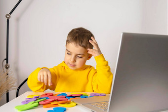 可爱的可爱的男孩学习字母在线移动PC首页孩子电子学习平台使视频调用老师研究在家教育距离教育孩子们