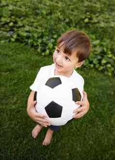 未来足球明星使可爱的男孩玩足球球