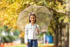 孩子走伞雨秋天公园