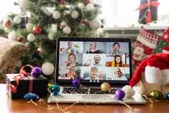 家庭视频调用孩子展示礼物远程闲谈，聊天移动PC电脑屏幕快乐圣诞节表格假期背景圣诞节在线虚拟家庭聚会，派对庆祝活动快乐一年videocall