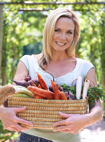 收获奖励专门园艺女人持有篮子新鲜收获蔬菜
