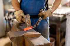 关闭视图加热金属铁砧铁匠生产过程金属产品手工制作的打造铁匠锻造金属锤金属行业职业