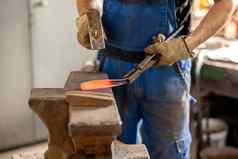 关闭视图加热金属铁砧铁匠生产过程金属产品手工制作的打造铁匠锻造金属锤金属行业职业