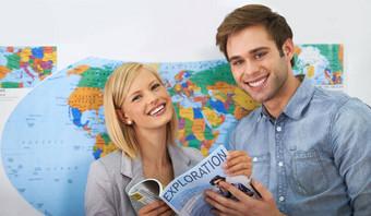 启发海外冒险年轻的夫妇规划海外旅行