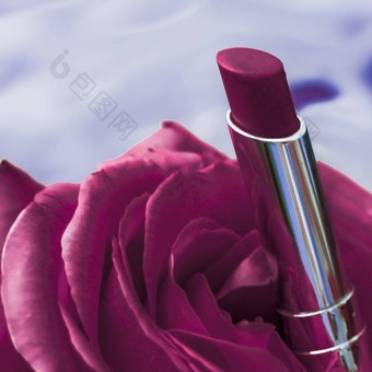 紫色的口红玫瑰花液体背景防水魅力化妆唇光泽化妆品产品奢侈品美品牌假期设计