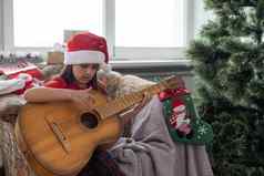 孩子玩吉他唱歌圣诞节树