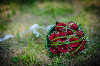新娘婚礼花束花婚礼花束红色的玫瑰说谎草