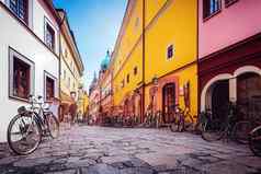 卡通风格维也纳奥地利9月自行车狭窄的街典型的历史建筑城市维也纳资本最大城市奥地利著名的受欢迎的旅游中国正在
