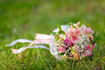 新娘婚礼花束花婚礼黄金环婚礼花束粉红色的白色玫瑰说谎草