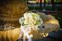 婚礼新娘花束白色玫瑰谎言喷泉溅滴水