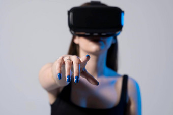 技术创新小工具浅黑肤色的女人女人虚拟现实眼镜虚拟小工具娱乐工作免费的时间研究玩